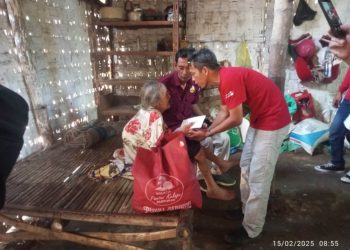 Pokdarwis Pantai Kelapa Salurkan Bantuan untuk Warga Kurang Mampu