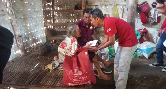 Pokdarwis Pantai Kelapa Salurkan Bantuan untuk Warga Kurang Mampu