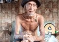 Kakek 80 Tahun di Tuban Setia Merawat Istri yang Sakit