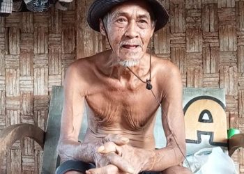 Kakek 80 Tahun di Tuban Setia Merawat Istri yang Sakit