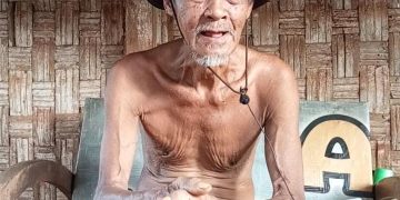 Kakek 80 Tahun di Tuban Setia Merawat Istri yang Sakit