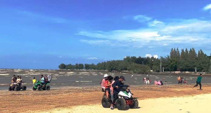 Pantai Kute Tuban Dipenuhi Pengunjung, Posko Wisata Tangguh Tidak Berfungsi