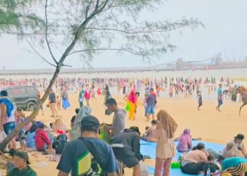 Libur Tahun Baru 2025, Pantai Semilir Tuban Penuh Pengunjung