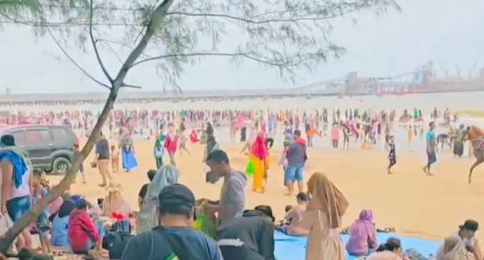 Libur Tahun Baru 2025, Pantai Semilir Tuban Penuh Pengunjung