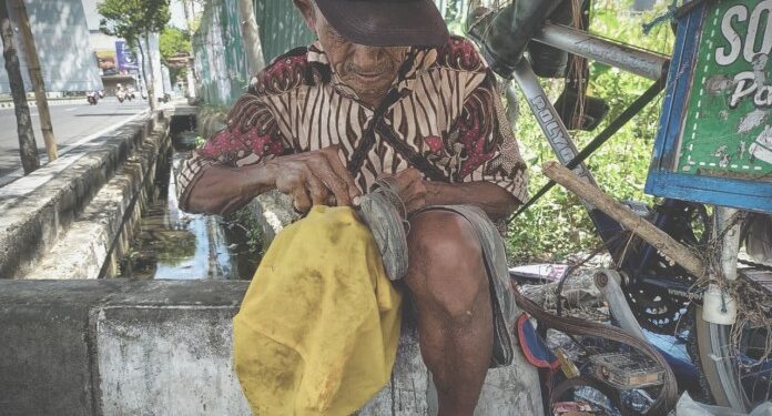 Kisah Kakek 80 Tahun Bertahan Hidup Sebagai Tukang Sol Sepatu