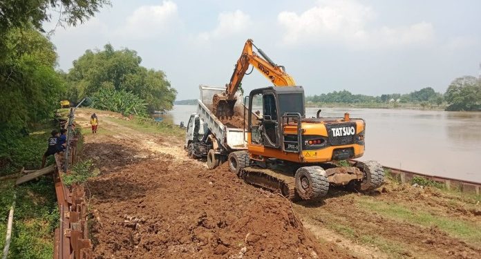 Manfaat Material Kerukan Waduk oleh BPBD Tuban untuk Perkuat Tanggul Atasi Banjir