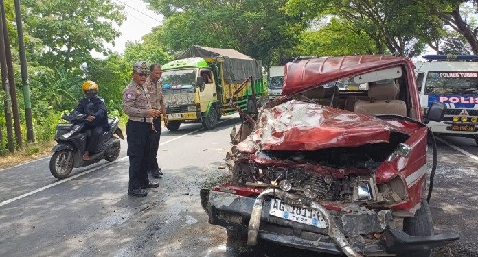 Mobil Hantam Truk di Widang Satu Korban Tewas di Tempat