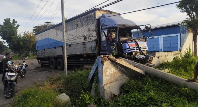 Sopir Truk Tewas Setelah Menabrak Pagar Jembatan Timbang Diduga Mengantuk