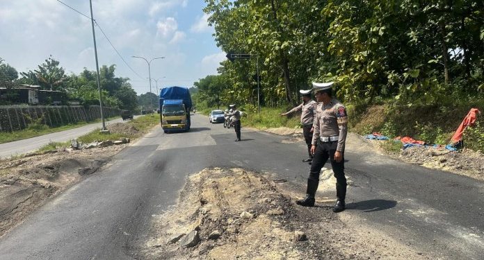 Jalan Lintas Selatan Tuban Kembali Rusak Hanya Sehari Setelah Dibuka