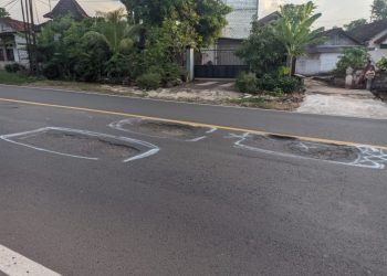 Kondisi Jalan Pantura Tuban-Babat Rusak, Pengendara Terancam Bahaya