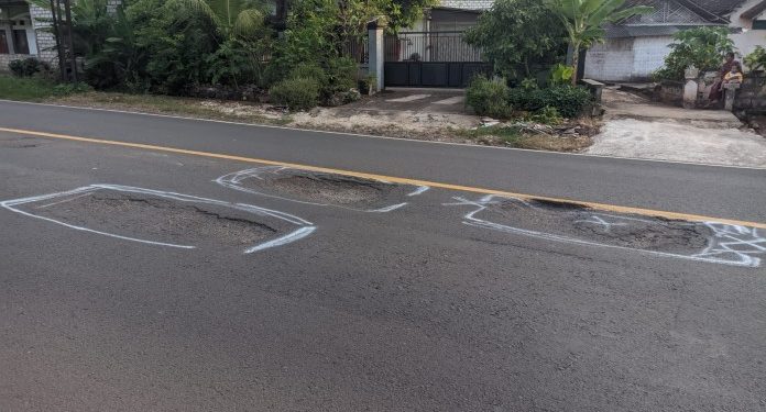 Kondisi Jalan Pantura Tuban-Babat Rusak, Pengendara Terancam Bahaya