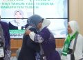 Tangis Haru Sambut Keberangkatan 10 Jemaah Haji Cadangan dari Tuban