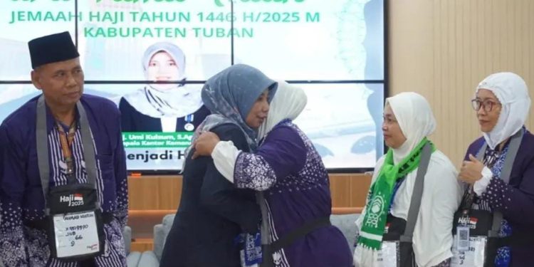 Tangis Haru Sambut Keberangkatan 10 Jemaah Haji Cadangan dari Tuban