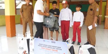Pabrik Tuban Bagikan 2786 Paket Sembako dan 277 Santunan Anak Yatim di Kerek