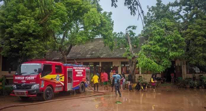 Banjir Menghambat Kegiatan Belajar Mengajar di SDN 1 Sumurgung Tuban