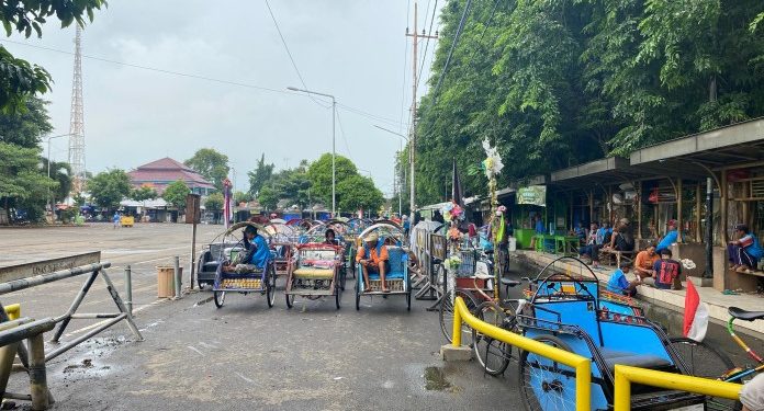 Keluhan Tukang Becak soal Pengalihan Lalu Lintas oleh DLHP Tuban tanpa Diskusi Sebelumnya