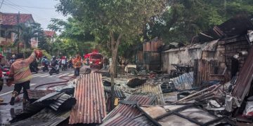 Kulkas Korslet Kebakaran di Warung Makan Depan SMKN 2 Tuban