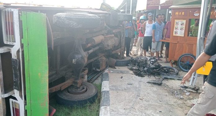 Truk Tabrak Pengendara Motor Akibat Kurang Konsentrasi Hingga Tewas