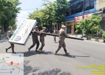 Tertibkan Reklame Tak Berizin di Tuban oleh Satpol PP dan Tim Gabungan