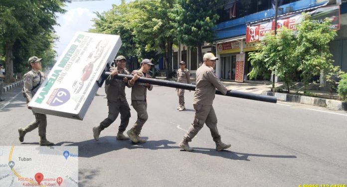 Tertibkan Reklame Tak Berizin di Tuban oleh Satpol PP dan Tim Gabungan