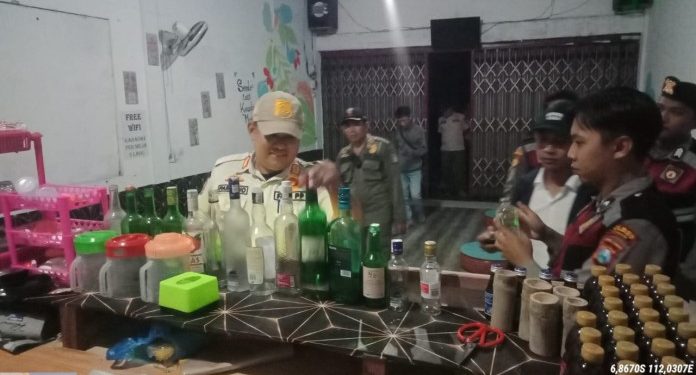 Razia Gabungan Satpol PP Tuban Temukan Miras dan Pasangan Tak Sah