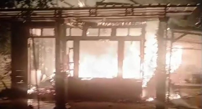 Listrik Korslet Membakar Rumah Warga di Grabakan Hingga Ludes