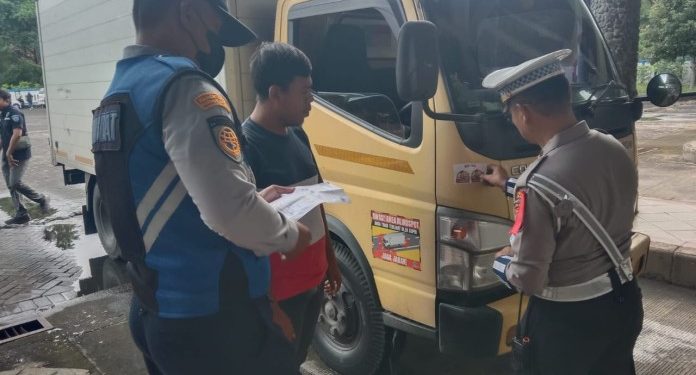 Pemeriksaan Kesehatan Kendaraan Umum Jelang Arus Mudik oleh Dishub Tuban dan Tim Gabungan