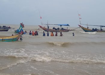 Kapal Nelayan Tuban Pecah Karena Ombak Laut Tinggi