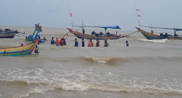 Kapal Nelayan Tuban Pecah Karena Ombak Laut Tinggi