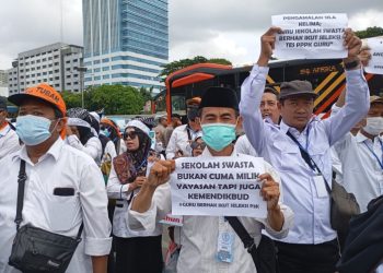 Puluhan Guru Passing Grade 2023 Tuban Geruduk Gedung DPR-RI karena Diskriminasi