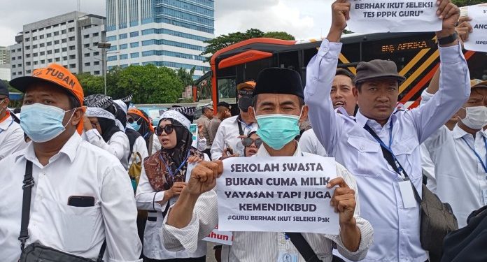 Puluhan Guru Passing Grade 2023 Tuban Geruduk Gedung DPR-RI karena Diskriminasi