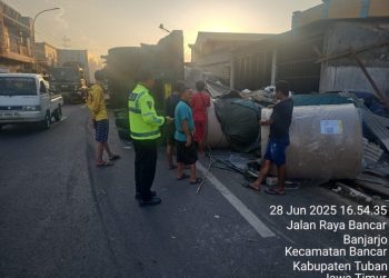 Truk Trailer Tabrak Truk Tangki dan Timpa Rumah Warga Diduga Karena Mabuk Toak di Tuban