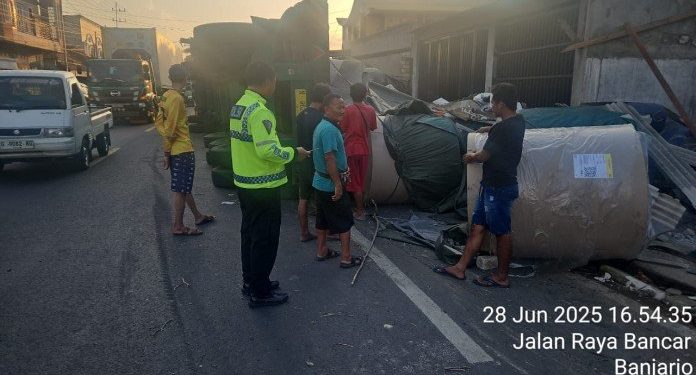 Truk Trailer Tabrak Truk Tangki dan Timpa Rumah Warga Diduga Karena Mabuk Toak di Tuban