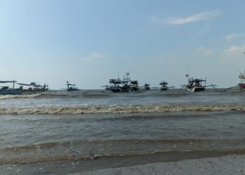 Gelombang Tinggi Buat Ratusan Nelayan Karangsari Berhenti Melaut