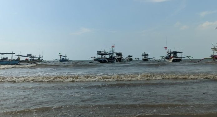 Gelombang Tinggi Buat Ratusan Nelayan Karangsari Berhenti Melaut