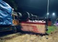 Truk Tangki Terguling Setelah Ditabrak Tronton Saat Putar Arah yang Kurang Waspada