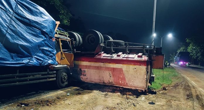 Truk Tangki Terguling Setelah Ditabrak Tronton Saat Putar Arah yang Kurang Waspada