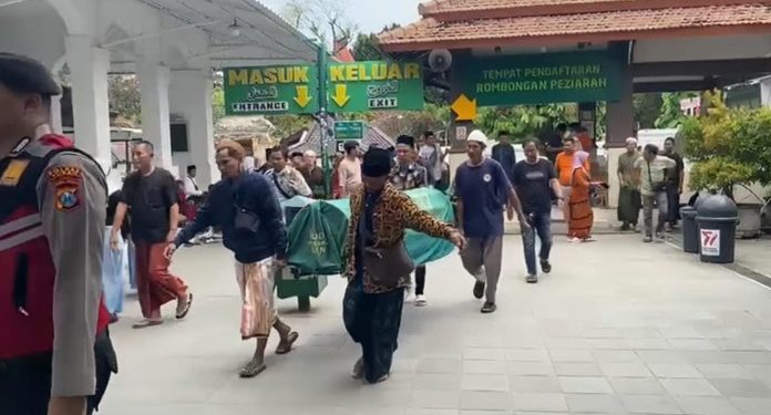 Peziarah Jember Meninggal di Makam Sunan Bonang