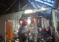 Rumah Janda Buruh Tani di Widang Terbakar, Pemadam Kebakaran Melakukan Penanganan