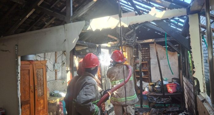 Rumah Janda Buruh Tani di Widang Terbakar, Pemadam Kebakaran Melakukan Penanganan