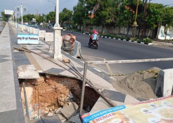 Trotoar Jalan RE Martadinata Dalam Kondisi Rusak Akibat Abrasi Tanpa Solusi