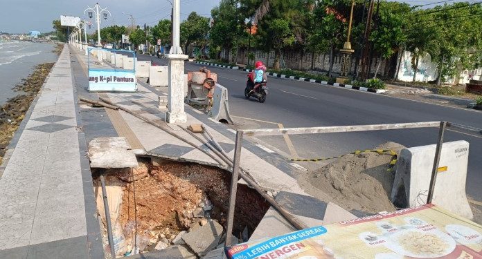 Trotoar Jalan RE Martadinata Dalam Kondisi Rusak Akibat Abrasi Tanpa Solusi