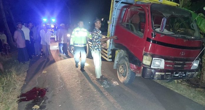 Pengendara Motor Tewas Tabrak Truk Parkir Tanpa Lampu Hazard di Merakurak