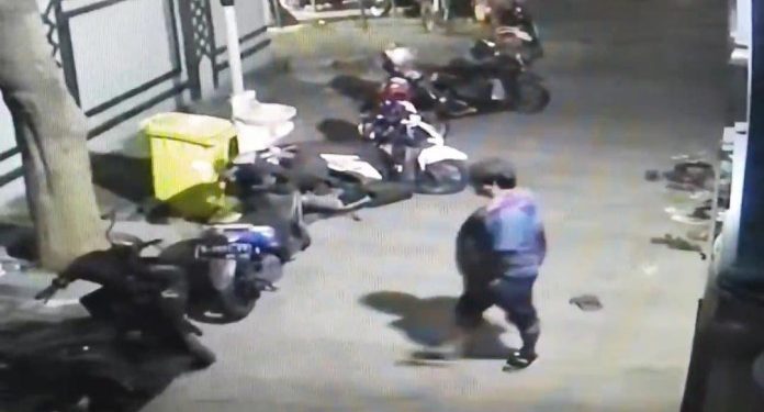 Motor Jemaah Masjid Agung Tuban Hilang Saat Salat Subuh, Pelaku Terekam CCTV