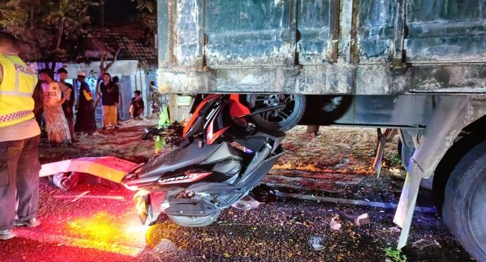 Pengendara Motor Meninggal Dunia setelah Menabrak Truk Parkir di Widang