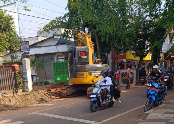 Pekerja Proyek Drainase di Tuban Tidak Patuh K3, Pengawas Siap Bertindak
