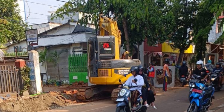 Pekerja Proyek Drainase di Tuban Tidak Patuh K3, Pengawas Siap Bertindak