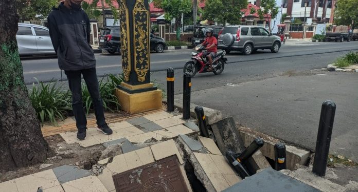 Trotoar dan Saluran Irigasi GOR Anoraga Amblas, Warga Minta Perbaikan Segera
