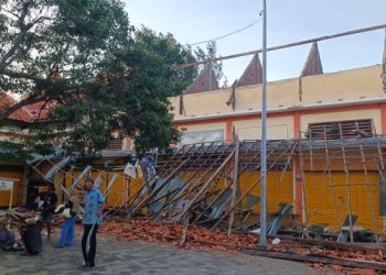 Atap Pasar Sore Tuban Runtuh, Dua Warga Jadi Korban
