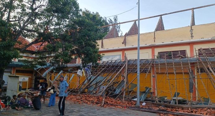 Atap Pasar Sore Tuban Runtuh, Dua Warga Jadi Korban